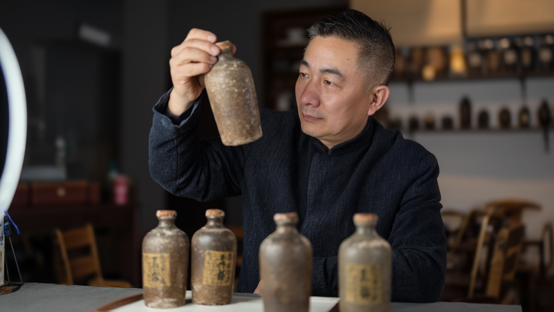 直播间假老酒乱象被曝光,成本几块钱标价899